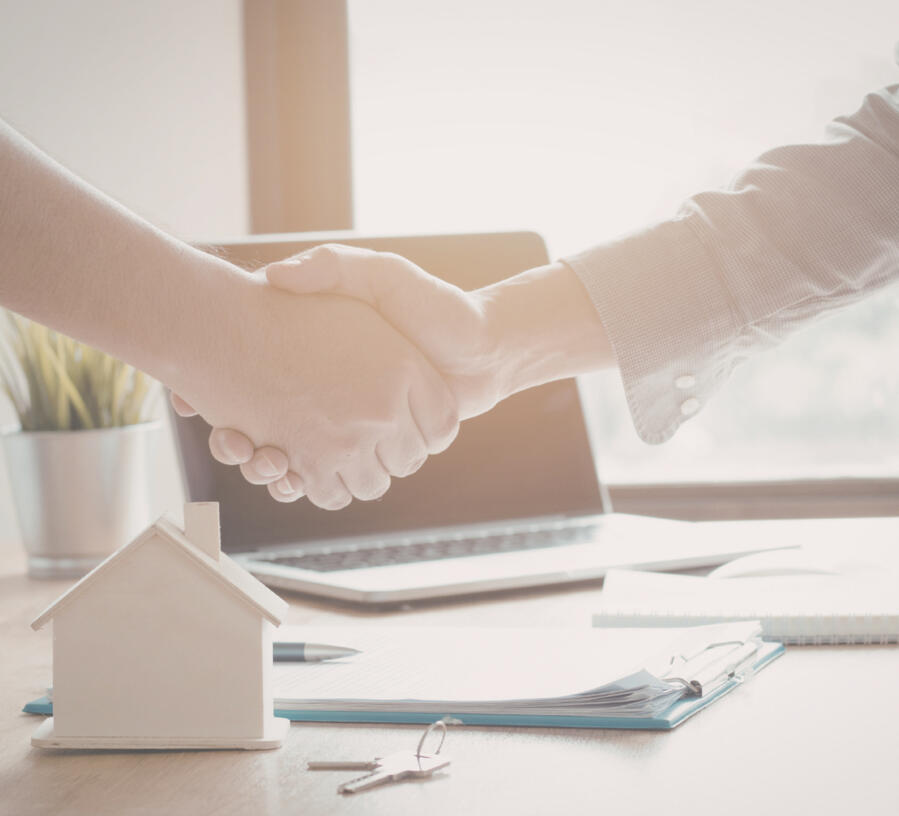 Immobilienberater:in Handschlag Immobilienverkauf